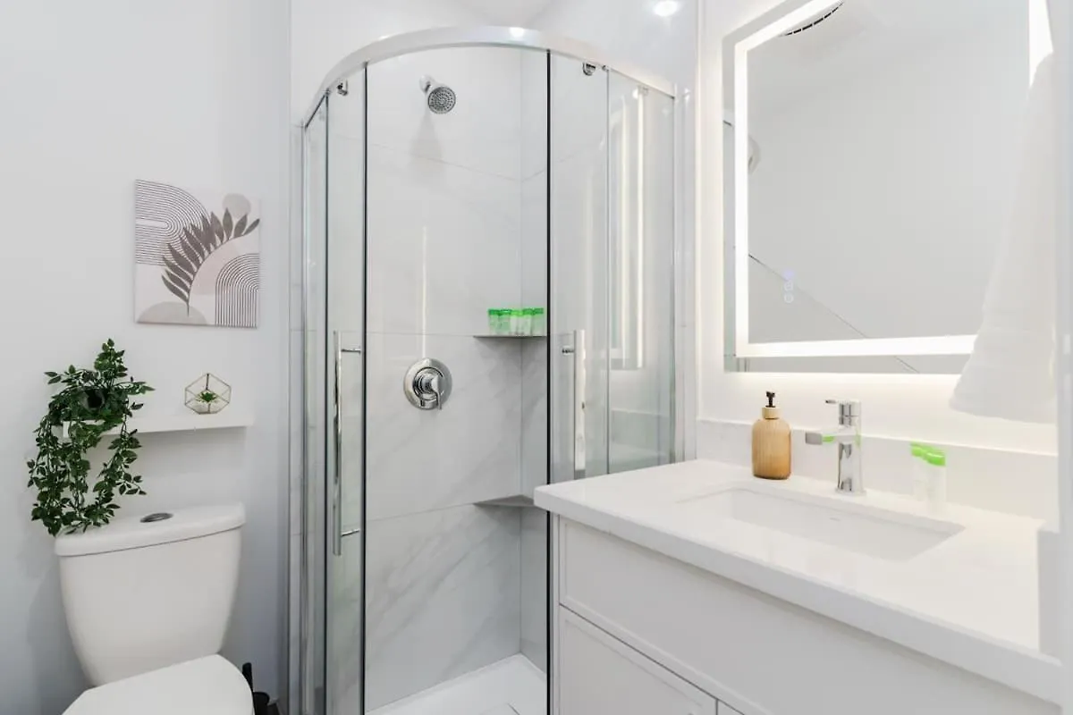 Hotel Luxury Suite W Patio Prime Location Toronto Canada
