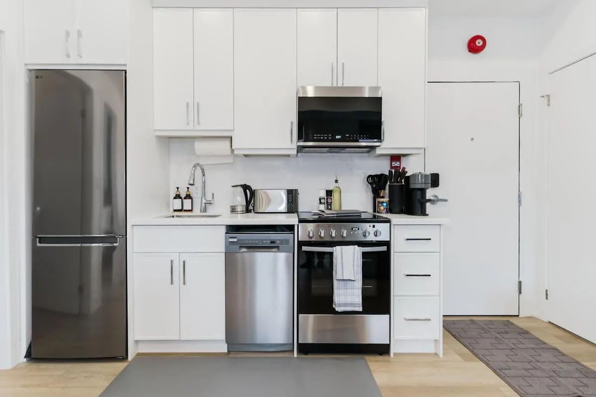 Luxury Suite W Patio Prime Location Toronto