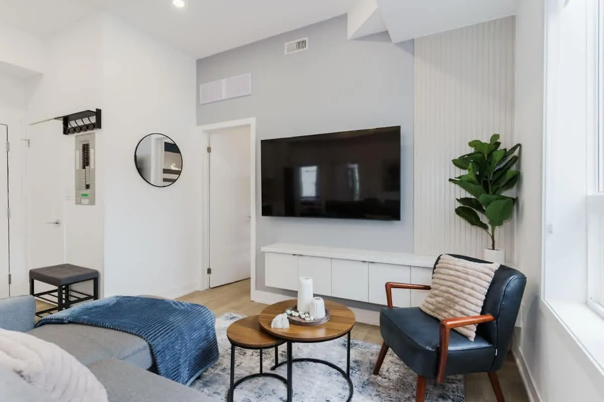 Luxury Suite W Patio Prime Location Toronto
