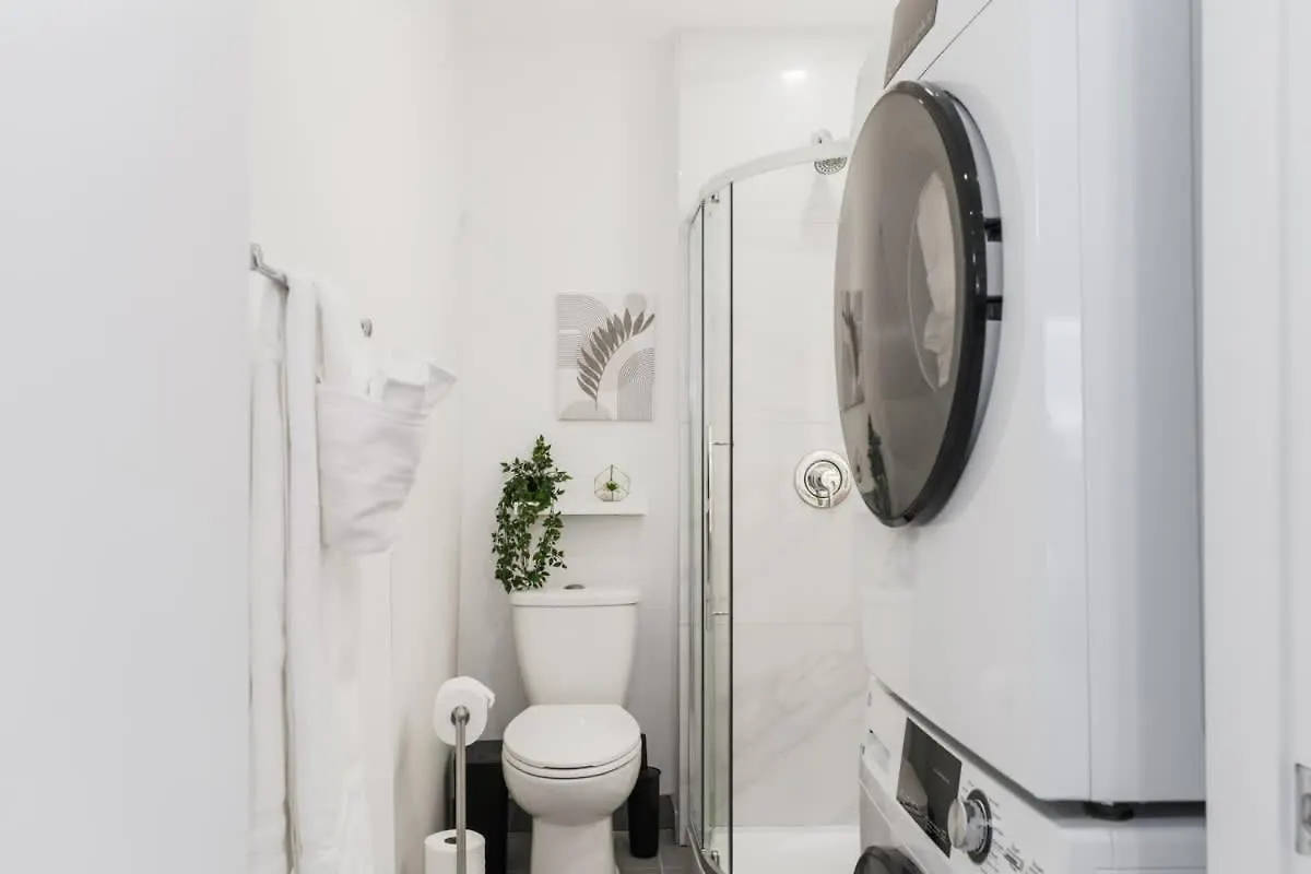 Luxury Suite W Patio Prime Location Toronto