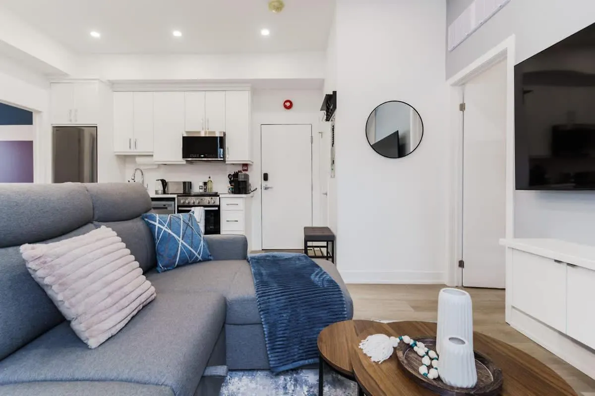 Luxury Suite W Patio Prime Location Toronto Hotel
